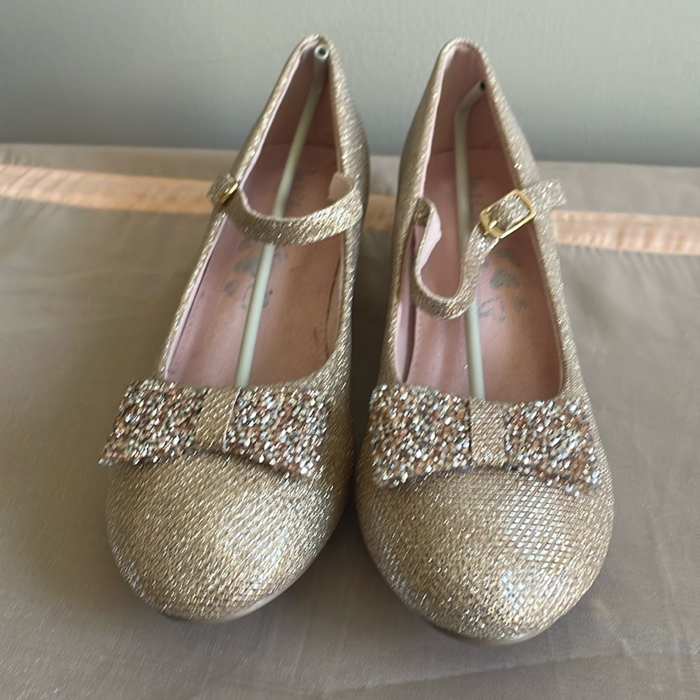 Brand New w/o box Big Girls size 6 metallic fabric & glitter bow fancy shoes ✨